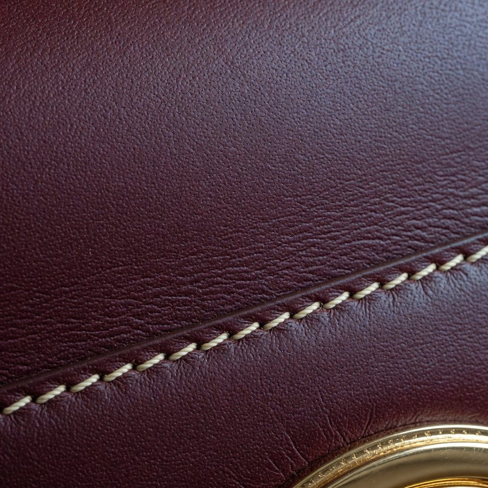 Oxblood anilin bőr szemcséje közelről